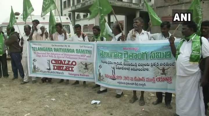 समिति के संयोजक हन्नान मोल्लाह ने बुधवार को बताया कि गुरुवार को रामलीला मैदान में एकत्र होने के लिये किसानों के समूह लगातार दिल्ली पहुंच रहे हैं. उन्होंने बताया कि मेघालय, जम्मू कश्मीर, गुजरात और केरल सहित देश के विभिन्न राज्यों से किसानों के समूह सड़क और रेल मार्ग से दिल्ली और आसपास के इलाकों में एकत्र हो रहे हैं. मोल्लाह ने इसे अब तक का सबसे बड़ा किसान आंदोलन होने का दावा करते हुये कहा कि गुरुवार को रामलीला मैदान में किसान सभा के आयोजन के बाद शुक्रवार को किसानों का हुजूम रामलीला मैदान से संसद मार्च करेगा. तस्वीर: एएनआई