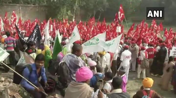 किसान आंदोलन का नेतृत्व कर रहे संगठन कृषि क्षेत्र की समस्याओं पर चर्चा के लिये संसद का विशेष सत्र बुलाने की मांग कर रहे हैं. इसके तहत हाल ही में किसान संगठनों के जरिए तैयार किये गये दो विधेयकों के प्रारूप को कानून के रूप में पारित कराना है. तस्वीर: एएनआई