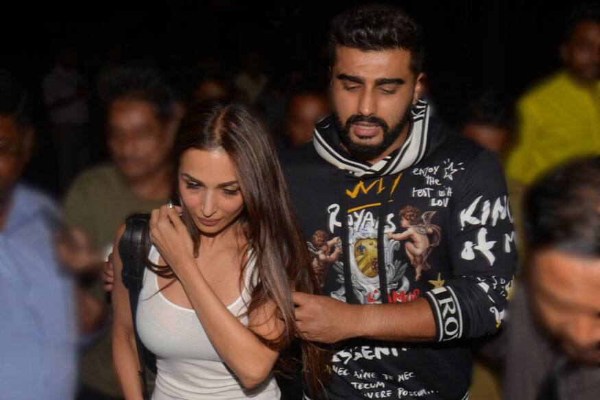 Is Malaika Arora confirming her relationship with Arjun Kapoor with this pendant? मलाइका अरोड़ा ने पहना AM इनिशियल का पेडेंट, अर्जुन कपूर से नाम जोड़ मचा बवाल तो दी सफाई