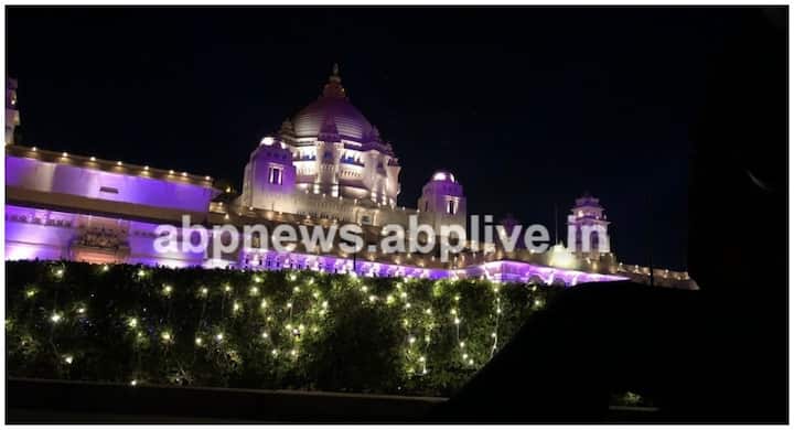 इस शादी के लिए उम्मेद भवन पैलेस को बहुत ही खूबसूरती से सजाया गया है.