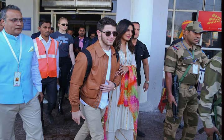 प्रियंका चोपड़ा और निक जोनास जोधपुर आज दोपहर ही पहुंच चुके हैं. दो दिसंबर तक लगातार इनकी शादी के फंक्शन होंगे. आपको दिखाते हैं जोधपुर के उम्मेद भवन के Maharani Suite और Maharaj Suite की तस्वीरें जहां प्रियंका और निक रहने वाले हैं.