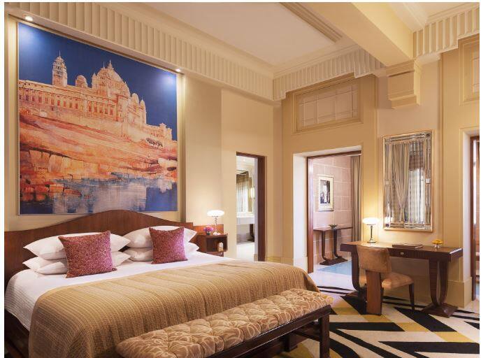 बता दें कि प्रियंका चोपड़ा और निक ने शादी के लिए 29 नवंबर से 3 दिसंबर तक पूरे होटल को बुक किया हुआ है. इस दौरान किसी भी अन्य को होटल में रूम नहीं दिए जा रहे हैं. ताज उम्मैद भवन पैलेस को कुल 4 दिनों के लिए बुक किया गया है. 