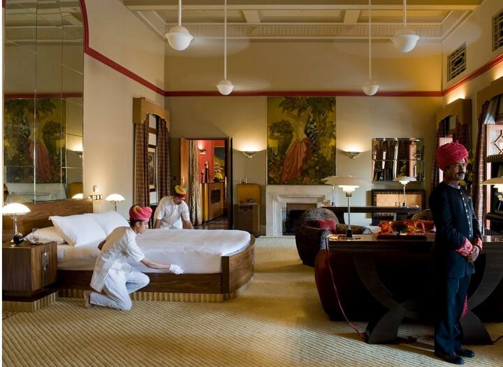 इस शादी की तस्वीरें लीक ना हो इसलिए वहां से पूरे स्टाफ को छुट्टी पर भेज दिया गया है. जो एजेंसी शादी का अरेंजमेंट देख रही है उनक लोगों ने अब यहां सारी जिम्मेदारी संभाल ली है.