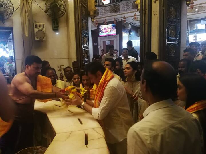 शादी के बाद से दीपिका जब भी पब्लिक अपीयरेंस की हैं श्रंगार की ये तीनों चीजें हमेशा ही वो पहने दिखी हैं. (तस्वीर: मानव मंगलानी)
