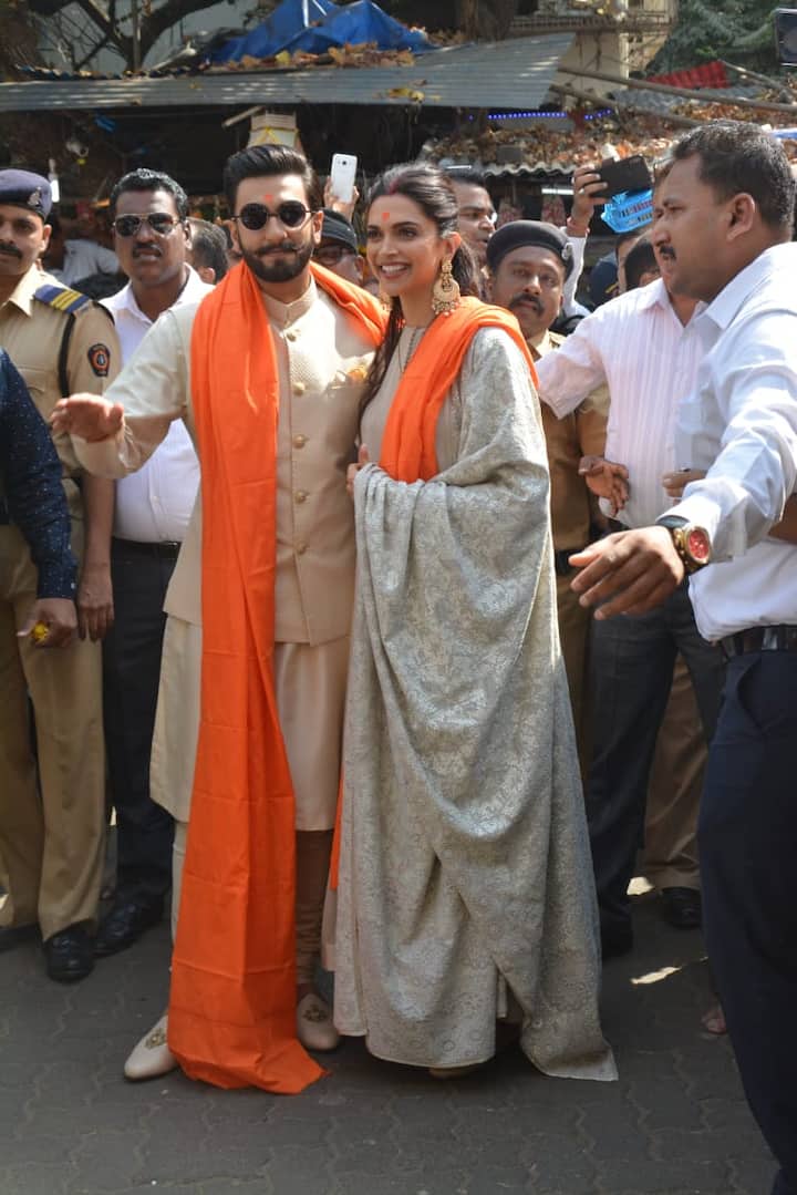 भगवान का आशीर्वाद लेने के बाद जब रणवीर और दीपिका मंदिर के बाहर आए तो उन्होंने फिर से अपने फैंस का अभिवादन किया. (तस्वीर: मानव मंगलानी)