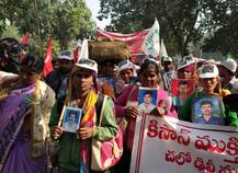 किसान रैली में दिखी भावुक कर देने वाली तस्वीरें, महिलाओं ने आत्महत्या करने वाले पतियों की तस्वीरों के साथ किया प्रदर्शन