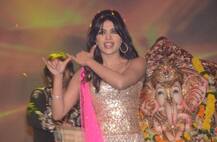 प्रियंका की मेहंदी: पीले रंग के लहंगे में पहुंची प्रियंका तो सिल्वर कुर्ते में नजर आए निक