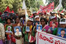 किसान रैली में दिखी भावुक कर देने वाली तस्वीरें, महिलाओं ने आत्महत्या करने वाले पतियों की तस्वीरों के साथ किया प्रदर्शन