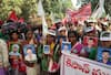 किसान रैली में दिखी भावुक कर देने वाली तस्वीरें, महिलाओं ने आत्महत्या करने वाले पतियों की तस्वीरों के साथ किया प्रदर्शन