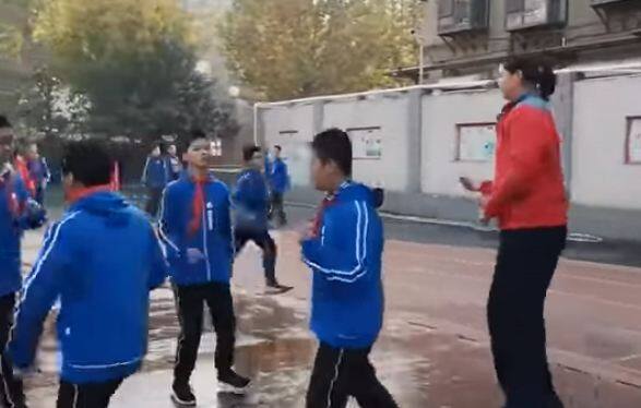 चीन में छठें ग्रेड तक आते-आते बच्चों की लंबाई 4 फुट 6 इंच होती है लेकिन जैंग की फर्स्ट ग्रेड में ही 5 फुट 3 इंच लंबाई हो गई थी. फोटोः यूट्यूब