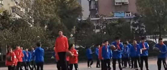 5 साल की उम्र से ही जैंग को बास्केटबॉल खेलने का शौक है. जैंग की मां यूं यिंग भी चीन की नेशनल बॉस्केटबॉल टीम का हिस्सा रह चुकी हैं. अभी जैंग की मां प्रोफेशनल कोच हैं. फोटोः यूट्यूब