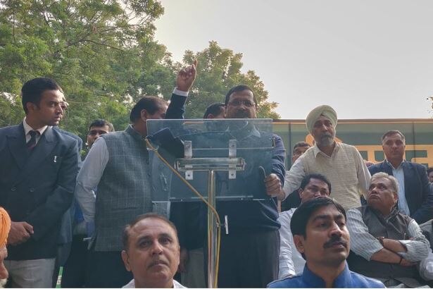 arvind kejriwal attack bjp in farmers rally in delhi किसानों की मांग नहीं मानी तो किसान कयामत ढा देंगे : अरविंद केजरीवाल
