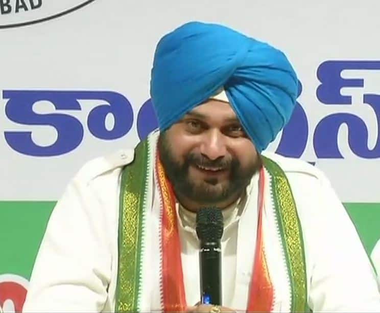 पाकिस्तान दौरे को लेकर जारी विवाद के बीच बोले सिद्धू- मुझे राहुल गांधी ने भेजा Rahul Gandhi sent me to Pakistan said Navjot Singh Sidhu पाकिस्तान दौरे को लेकर जारी विवाद के बीच बोले सिद्धू- मुझे राहुल गांधी ने भेजा