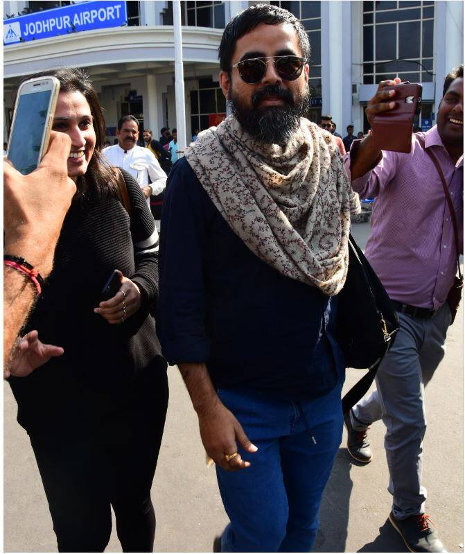 बॉलीवुड सितारों के फेवरेट डिजाइनर सब्यसाची भी यहां एयरपोर्ट पर नज़र आए.