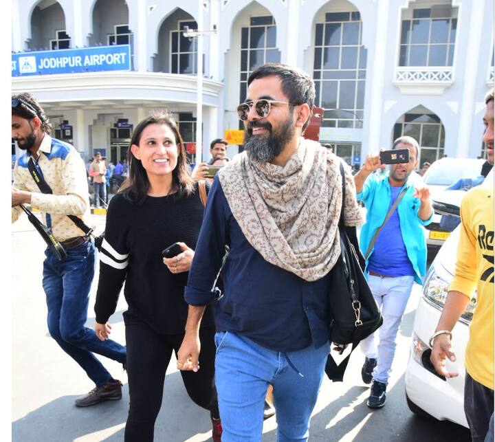 बता दें कि दीपिका और अनुष्का भी अपनी शादी पर सब्यसाची का डिजाइनर लहंगा पहना. ऐसे में कहा जा रहा है कि प्रियंका भी इस खास लम्हें पर सब्यसाची की ड्रेस पहन सकती हैं.