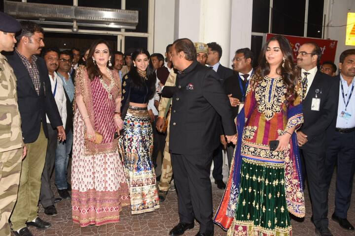 प्रियंका के प्री वेडिंग सेलिब्रेशन में ईशा उनके साथ मस्ती करती दिखाई दी थी. (तस्वीर: मानव मंगलानी)