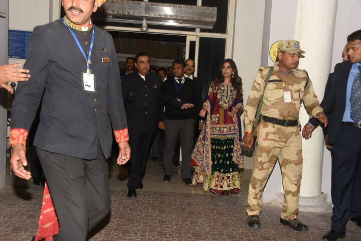 ये पहला मौका है जब अनंत की गर्लफ्रेंड राधिका मर्चेंट इस तरह अंबानी परिवार के साथ किसी समारोह में पहुंची हैं. (तस्वीर: मानव मंगलानी)