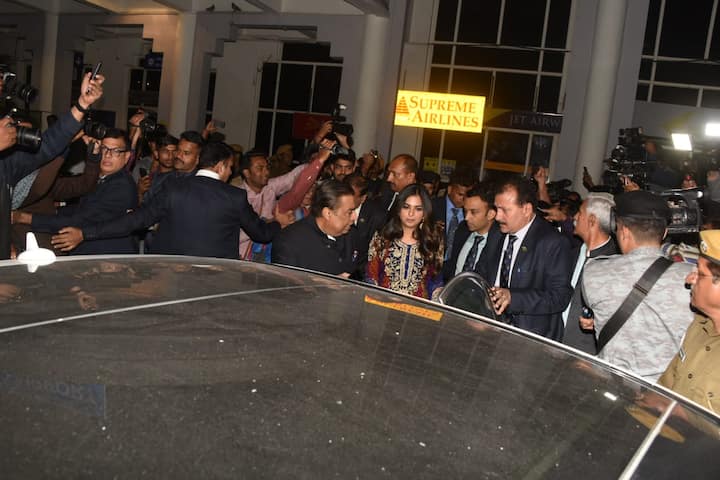 इस दौरान उनके साथ पत्नी नीता अंबानी, बेटी ईशा अंबानी और बेटे अनंत अंबानी नज़र आए. (तस्वीर: मानव मंगलानी)