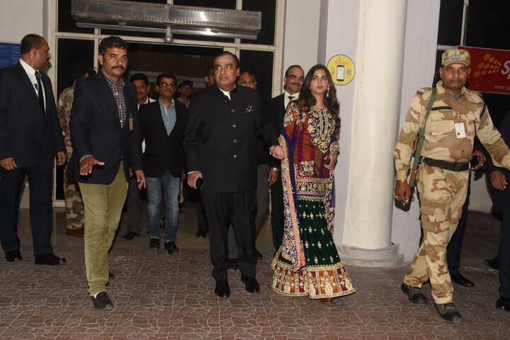 बॉलीवुड अभिनेत्री प्रियंका चोपड़ा आज अपने मंगेतर निक जोनास के साथ कैथलिक रीति रिवाजों से शादी के बंधन में बंधने वाली हैं. इस ग्रैंड वेंडिग में शामिल होने के लिए देश के सबसे बड़े बिजनेसमैन मुकेश अंबानी अपनी पूरे परिवार के साथ शुक्रवार रात जोधपुर पहुंचे. (तस्वीर: मानव मंगलानी)