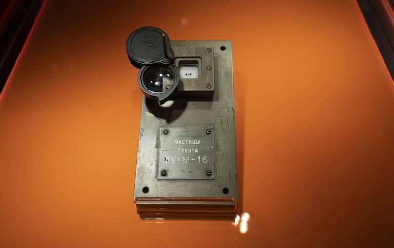 Moon Rocks sold for 8.5 lakh dollar नीलाम हुईं चांद से करीब 50 साल पहले लाई गई चट्टानें, लाखों में लगी कीमत