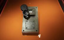 नीलाम हुईं चांद से करीब 50 साल पहले लाई गई चट्टानें, लाखों में लगी कीमत