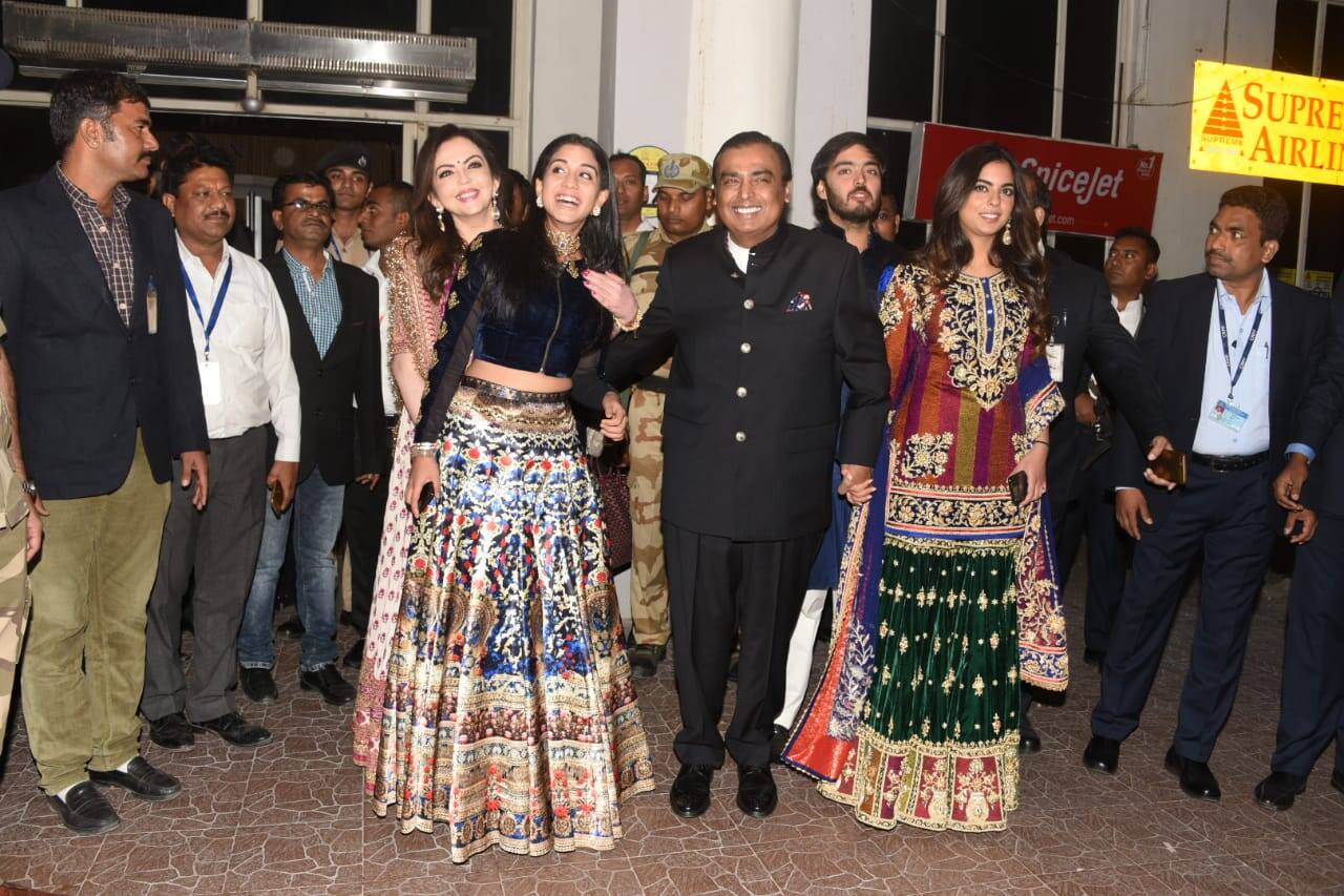 प्रियंका चोपड़ा की शादी में ईशा अंबानी की वजह से हुई तीन घंटे की देरी, जानिए आखिर क्या है वजह