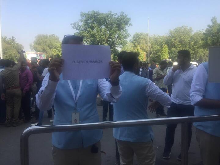 इन मेहमानों को रीसीव करने के लिए कुछ इस अंदाज में ड्रेस कोड और नाम की तख्ती लेकर वेडिंग प्लानर की टीम के लोग एयरपोर्ट के बाहर खड़े दिखे जिससे की मेहमानों को वेन्यू तक पहुंचने में कोई परेशानी ना हो. 