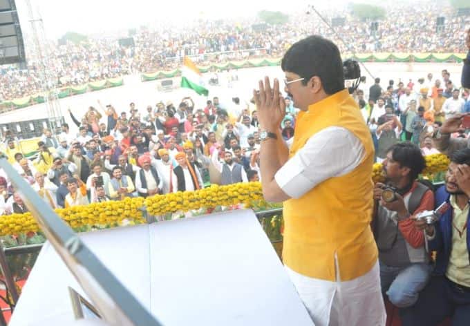 उत्तर प्रदेश के प्रतापगढ़ जिले की कुंडा विधानसभा सीट से निर्दलीय विधायक रघुराज प्रताप सिंह उर्फ राजा भैया ने शुक्रवार को राजधानी के रमाबाई मैदान में रैली कर अपनी राजनीतिक ताकत का अहसास कराया. तस्वीरों में देखिए रैली की झलकियां.