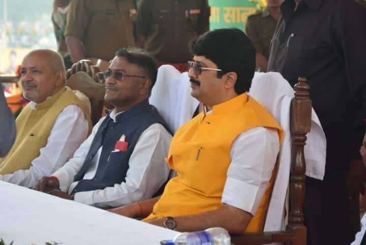 उन्होंने कहा कि बहुत से ऐसे मुद्दे हैं, जिसमें बहुत से दल गोलमोल जवाब देते हैं. जल्दी ही हमारी पार्टी का घोषणापत्र जारी होगा, जिसमें स्पष्ट रूप से इन मुद्दों पर कहा जाएगा. उत्पीड़न होने पर सवर्णो को भी मुआवजा दिए जाने की बात होगी.
