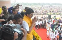 तस्वीरें: लखनऊ की रैली में दिखा राजा भैया का शाही अंदाज, कहा- गरीबों के लिए लड़ेगी हमारी पार्टी