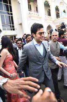 प्रियंका चोपड़ा और निक जोनास की शादी में शामिल होने मंगेतर श्लोका का हाथ थामे पहुंचे आकाश अंबानी