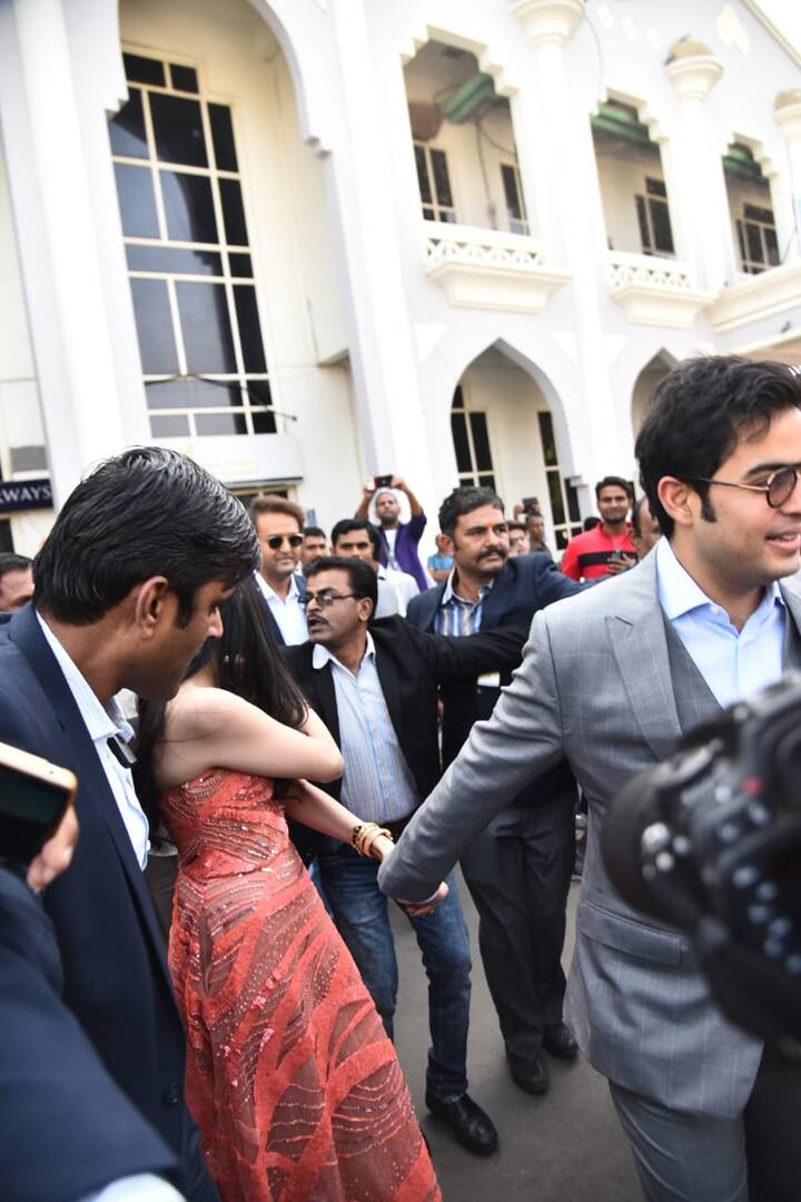 आकाश को छोड़कर पूरा अंबानी परिवार शुक्रवार रात को ही शादी में हिस्सा लेने के लिए वेन्यू पर पहुंच गया था. (तस्वीर: मानव मंगलानी)