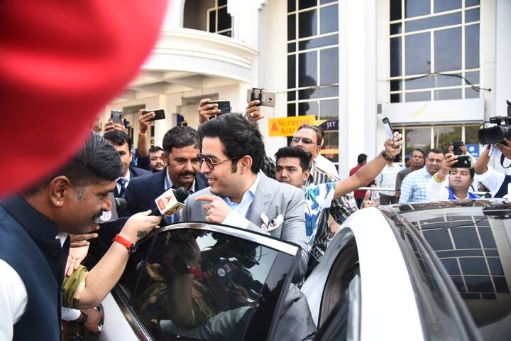 ऐसे में शादी की रस्में शुरू होने से पहले आकाश अंबानी भी मंगेतर श्लोका के साथ यहां पहुंच गए हैं. (तस्वीर: मानव मंगलानी)