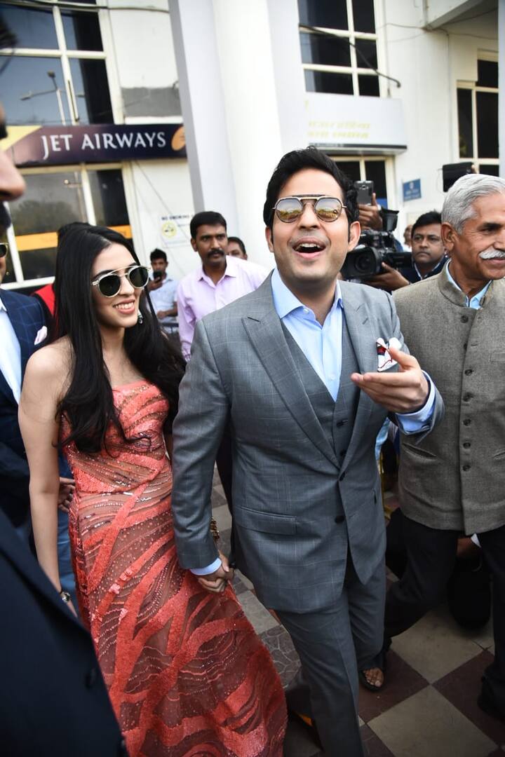  एयरपोर्ट से निकलते ही इन दोनों को मीडिया ने घेर लिया. ऐसे में पूरी सुरक्षा के साथ इन दोनों के गाड़ी तक पहुंचाया गया. (तस्वीर: मानव मंगलानी)