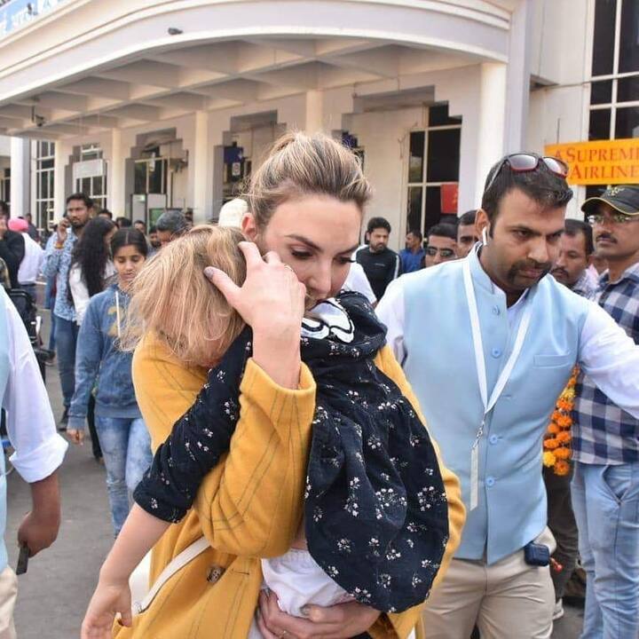 एलिजाबेथ कुछ इस अंदाज में एयरपोर्ट से बाहर निकलीं. (तस्वीर: मानव मंगलानी)