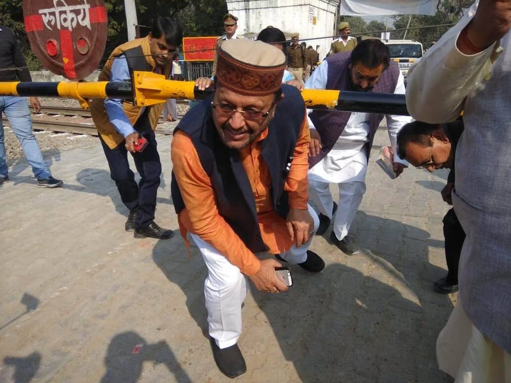 योगी के मंत्री सुरेश खन्ना ने झुक कर क्रॉस किया रेलवे बैरियर, काफिले के लिए खोल दिया गया फाटक