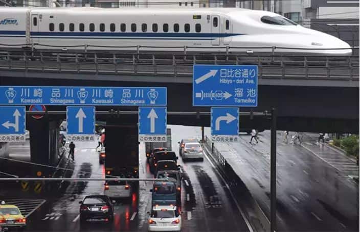 इस रास्ते में करीब सात स्टेशन पड़ेंगे जिसमें से तीन नए हैं और बचे हुए तीन पर काम जारी है. इस प्रोजेक्ट को पूरा करने में करीब 25.2 बिलियन युआन का खर्च आया है. अब बताया जा रहा है कि इसे अगले साल पूरा कर लिया जाएगा. तस्वीर: एपी