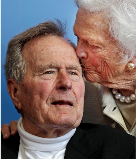 अमेरिका के पूर्व राष्ट्रपति जॉर्ज एच.डब्ल्यू बुश का 94 साल की उम्र में हुआ निधन, देखें उनसे जुड़ी खास तस्वीरें