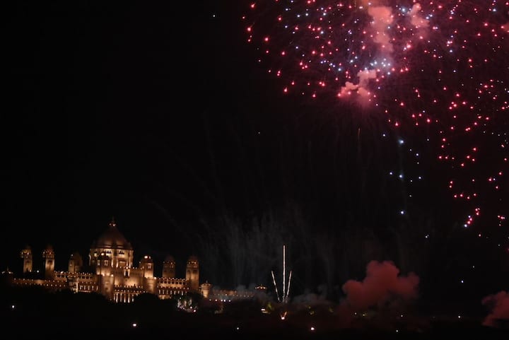  प्रियंका चोपड़ा और निक जोनस का शादी के बाद राजस्थान के जोधपुर के उम्मेद भवन पैलेस में शानदार आतिशबाजी का नज़ारा देखने को मिला. दोनों ने शनिवार को कैथोलिक रीति रिवाज से शादी की है. इस परंपरा के मुताबिक दोनों ने एक दसूरे को KISS भी किया. शादी के बाद निक ने प्रियंका को गोद में उठा लिया और फिर दोनों ने डांस भी किया. तस्वीर: मानव मंगलानी
