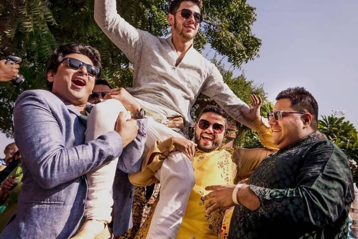 इस तस्वीर में आप देख सकते हैं कि कैसे दोस्तों ने निक को कंधे पर उठा लियाहै.