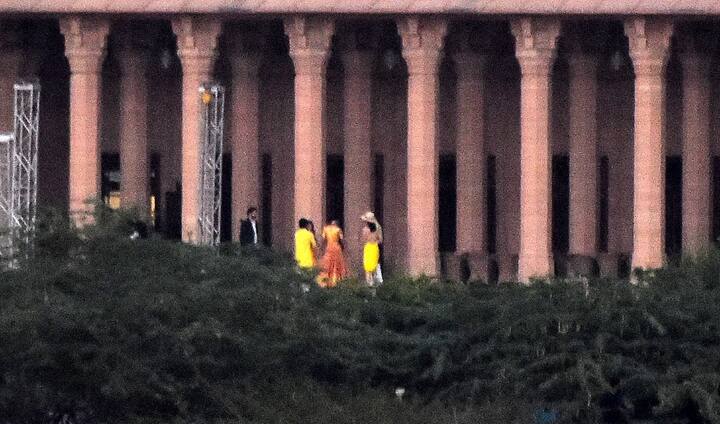 ये शादी जोधपुर के उम्मेद पैलेस में हुई. अपनी ज़िंदगी के इस खास लम्हें पर प्रियंका चोपड़ा ने Ralph Lauren का गाउन पहना. जोनस ने भी रॉल्फ लौरेन का बनाया सूट पहना था. प्रियंका के भाई सिद्धार्थ चोपड़ा, निक के तीनों भाईयों जो, केविन और फ्रेंकी सहित दोनों परिवारों के सदस्यों ने भी रॉल्फ लौरेन के ही सूट पहने थे. तस्वीर: मानव मंगलानी