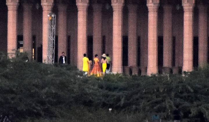 जहां पर शादी हो रही है वहां की तस्वीर एबीपी न्यूज़ आपको पहले ही दिखा चुका है. उस जगह को बहुत ही खूबसूरत तरीके से सजाया गया है. तस्वीर: मानव मंगलानी