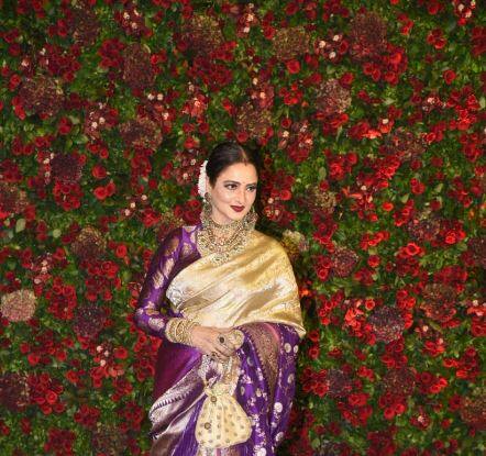 इस बात को यकीन के साथ कहा जा सकता है रेखा को देखकर एकदफा तो लोग ने अपने आस पास के हर हसीन चेहरे को भूल गए होंगे.