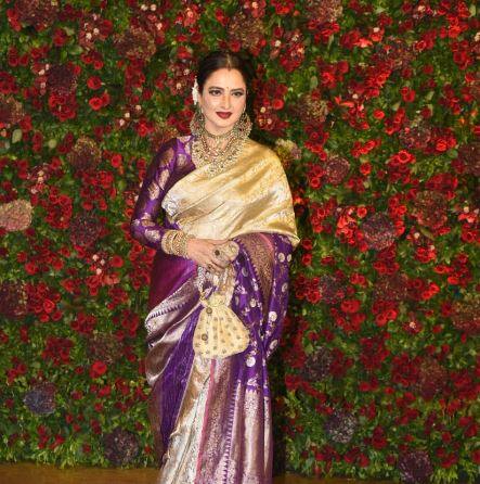 हमेशा ट्रेडिशनल अंदाज में नजर आने वाली रेखा यहां भी अपने उसी ट्रेडिशनल अंदाज में नजर आई.