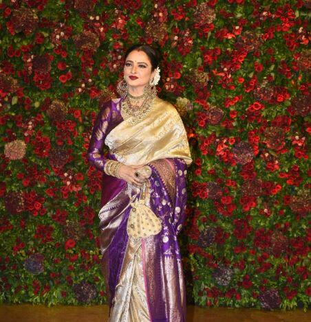  हरदिल अजीज रेखा की इस अदा को देखकर बरबस ही लोगों के मुंह से वाह निकल जाती है.