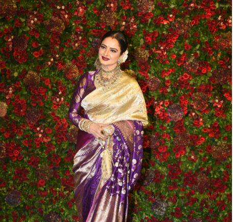 रेखा ही ये मुस्कूराहट किसी नस्तर की तरह आज भी उनके चाहने वालों के दिलों के पार निकल जाती है.