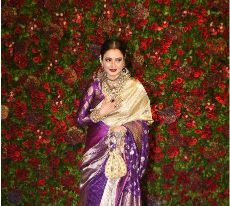  वैसे तो मौका रणवीर-दीपिका की शादी के रिसेप्शन का है लेकिन देखने वालों की नजर शायद ही रेखा से हट पा रही होगी.