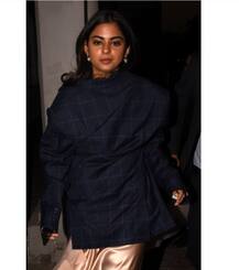 जोधपुर की ठंड से बचाने के लिए ईशा अंबानी को मंगेतर ने पहनाई अपनी ब्लेज़र, तस्वीरें हैं कमाल