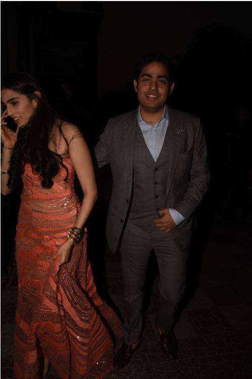 आज कैथोलिक ट्रेडिशन के मुताबिक दोनों ने एक दसूरे को KISS भी किया. शादी के बाद निक ने प्रियंका को गोद में उठा लिया और फिर दोनों ने डांस भी किया. (तस्वीर: मानव मंगलानी)