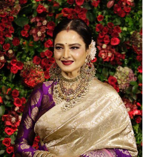 मुंबई में आज बॉलीवुड के बाजीराव और मस्तानी (रणवीर-दीपिका) की ग्रैंड शादी का ग्रैंड रिसेप्शन रखा गया था. इस खास मौके पर बॉलीवुड के कई नामी चेहरों ने इस फंक्शन में शिरकत की. लेकिन जैसे ही इस कार्यक्रम में गुजरे जमाने की सदाबहार अभिनेत्री रेखा ने एंट्री की हर शख्स की निगाहे बी-टाउन की इस उमराव जान पर टिक गई. आप भी देखिए सदाबहार रेखा की कुछ ऐसी ही शानदार तस्वीरें.